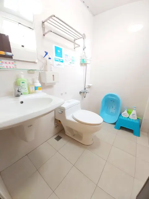 3樓)窗戶房---露營風帳篷滑梯房/軟軟Q地板/附玩具/附消毒鍋/淋浴附澡盆/有對外窗/免費自助洗衣烘乾 照片 2