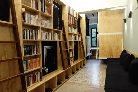 艸祭Book inn 書房裡的一張床