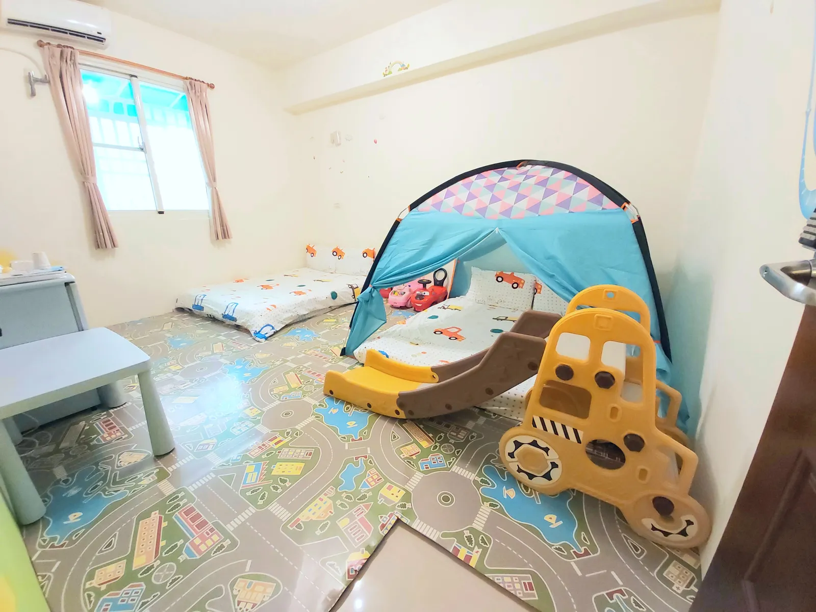 3樓)窗戶房---露營風帳篷滑梯房/軟軟Q地板/附玩具/附消毒鍋/淋浴附澡盆/有對外窗/免費自助洗衣烘乾 照片 1