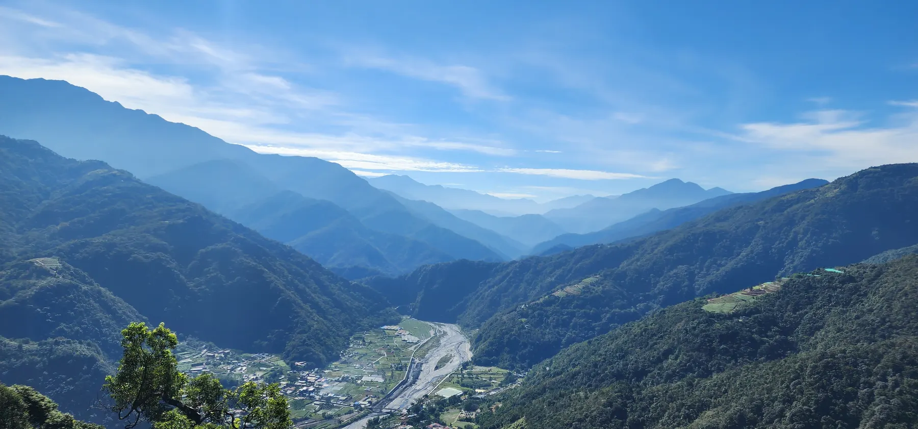 台灣中部山谷的清晨雲霧